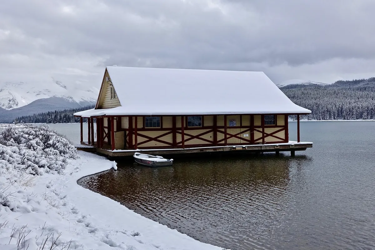 How to Winterize a Lakeside Cabin: A Step-by-Step Guide Before the First Freeze